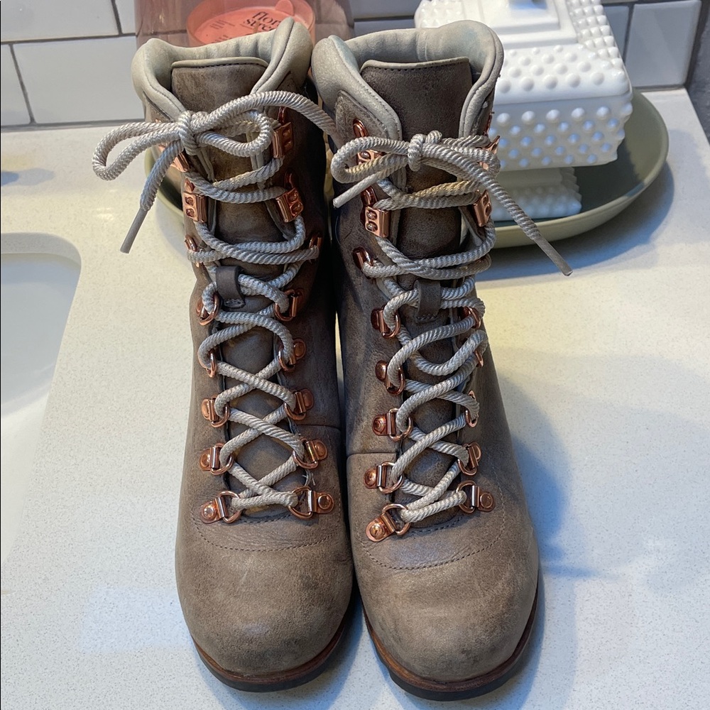 Women's Holiday Conquer Lace-Up Hiking Boots EUC size 8.5